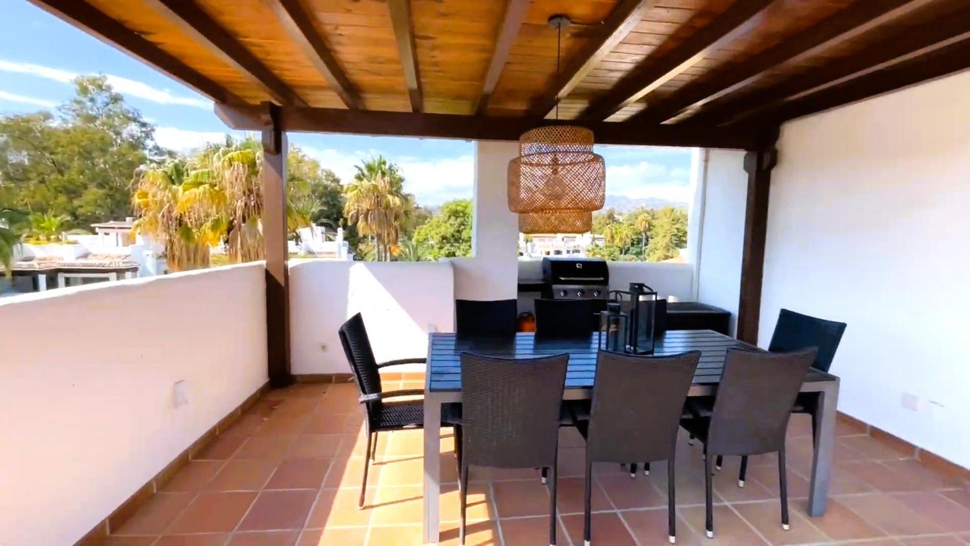 Apartemen Golden Penthouse, Elviria, *